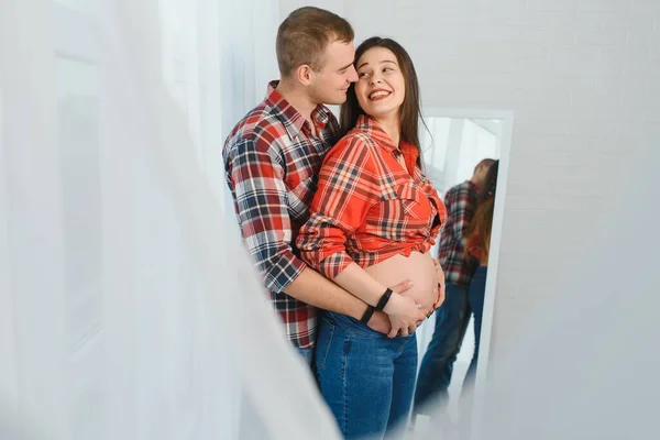 Sevgi Dolu Bir Adam Hamile Karısına Arkadan Sarılıyor Evinin Penceresinin — Stok fotoğraf