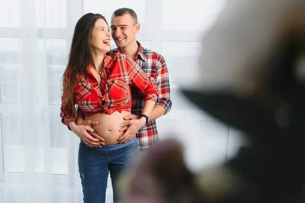Junges Attraktives Paar Schwangere Mutter Und Glücklicher Vater — Stockfoto