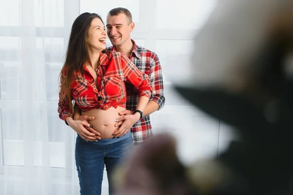 Jovem Casal Atraente Mãe Grávida Pai Feliz — Fotografia de Stock