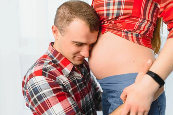 Heureux Père Écoutant Les Yeux Mère Enceinte Ventre Fermé — Photo