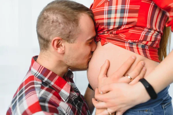 Husband Kiss His Pregnant Wife Belly — Zdjęcie stockowe