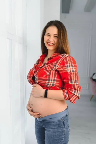 Lycklig Gravid Ung Kvinna Väntar Ett Barn — Stockfoto