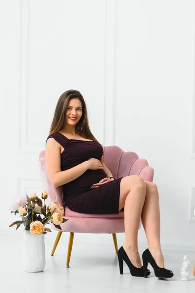 Joyeux Enceinte Jeune Femme Attendant Enfant — Photo