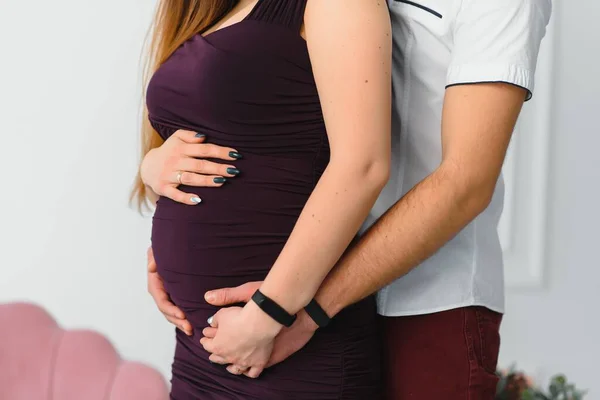 Sorridente Incinta Giovane Coppia Abbracciare Mentre Piedi Insieme Una Finestra — Foto Stock