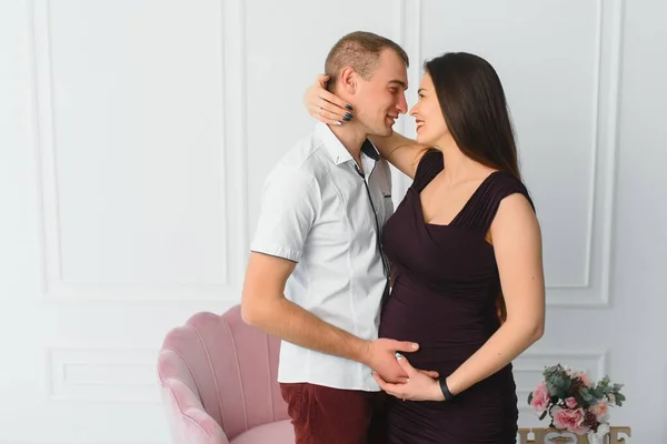 Liebender Mann Umarmt Seine Schwangere Frau Von Hinten Fenster Stehend — Stockfoto