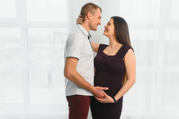 Jovem Casal Atraente Mãe Grávida Pai Feliz — Fotografia de Stock