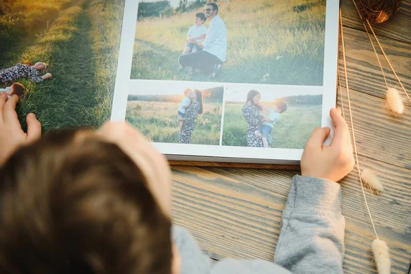 Luxus Fotobuch Aus Holz Auf Natürlichem Hintergrund Familienerinnerungen Fotobuch Speichern — Stockfoto