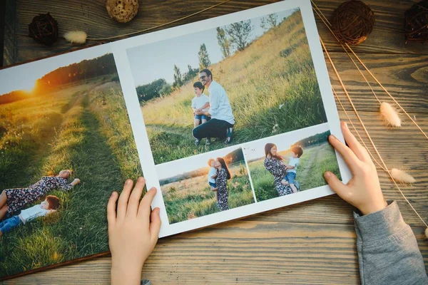 Luxe Houten Fotoboek Natuurlijke Achtergrond Familie Herinneringen Fotoboek Bewaar Zomervakantie — Stockfoto