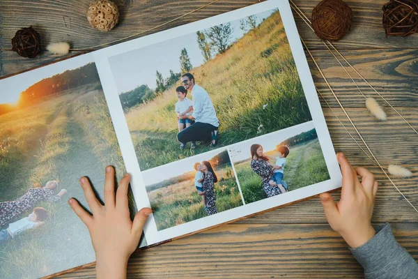 自然の背景に豪華な木製の写真集 家族の記憶写真集 夏休みの思い出を保存する — ストック写真