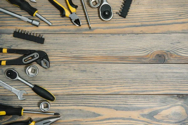 Ahşap arka planda farklı araçlar.