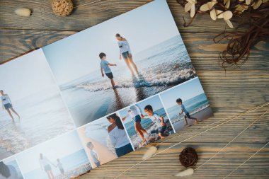 Doğal arka plan üzerine lüks ahşap fotoğraf kitabı. Aile anıları fotobook. Yaz tatili anılarını sakla..