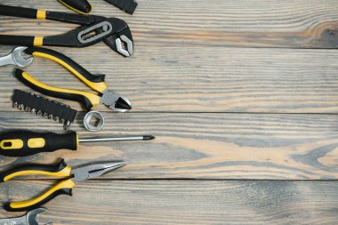 Ahşap arka planda farklı araçlar.