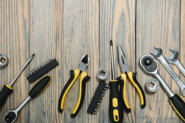 Ahşap arka planda farklı araçlar.