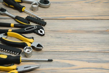 Kopya alanı olan ahşap bir arkaplanda farklı inşaat araçları