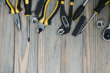 Kopya alanı olan ahşap bir arkaplanda farklı inşaat araçları