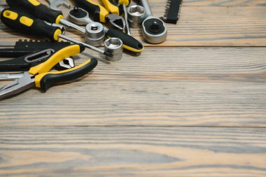 Kopya alanı olan ahşap bir arkaplanda farklı inşaat araçları