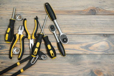 Ahşap arka planda farklı araçlar.