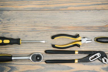 Metin için alanı olan tahta bir panelin üzerine araç seti