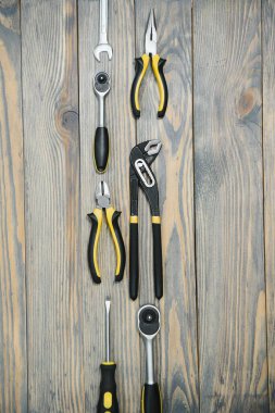 Ahşap arka planda çeşitli araçlar