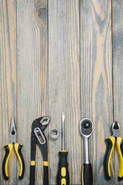 Ahşap arka planda çeşitli araçlar