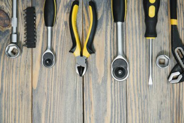 Metin için alanı olan tahta bir panelin üzerine araç seti