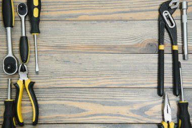 Ahşap arka planda çeşitli araçlar