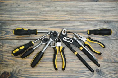 Ahşap arka planda farklı araçlar.