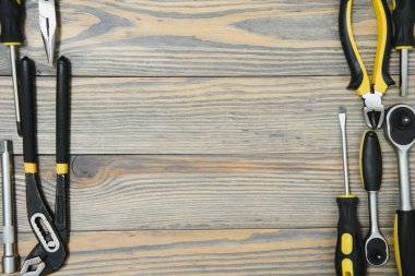 Ahşap arka planda farklı araçlar.