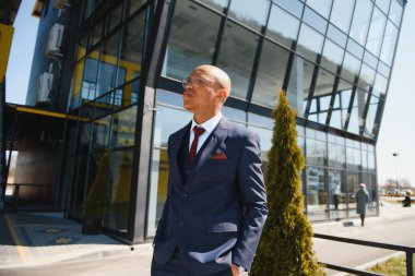 Kendine güvenen Afro-Amerikan iş adamı