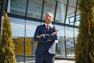 Kendine güvenen Afro-Amerikan iş adamı