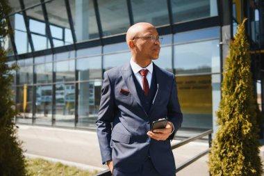 Kendine güvenen Afro-Amerikan iş adamı