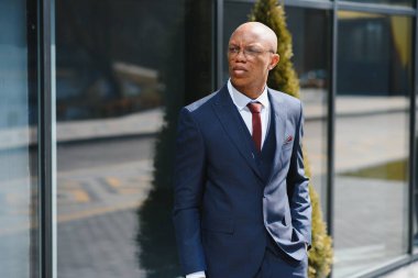 Dışarıda duran kendinden emin Afrikalı iş adamının portresi.