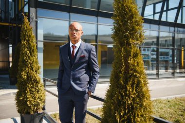 İş ortamında yürüyen yakışıklı bir işadamının portresi.