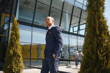 Dışarıda duran kendinden emin Afrikalı iş adamının portresi.