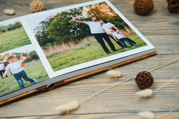 Luksusowy Drewniany Album Fotograficzny Naturalnym Tle Wspomnienia Rodzinne Fotobook Zachowaj — Zdjęcie stockowe