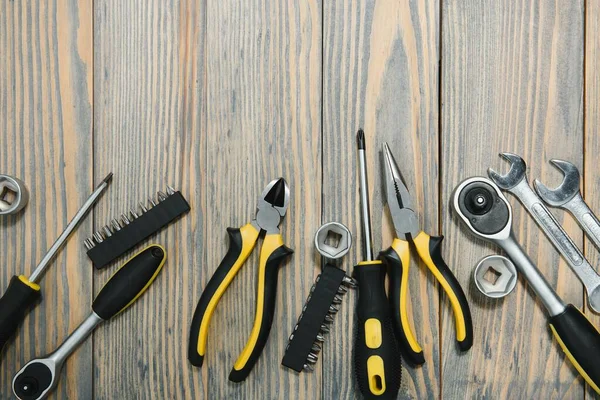 Ahşap arka planda farklı araçlar.