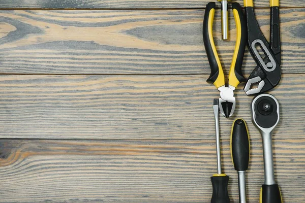 Ahşap arka planda çeşitli araçlar