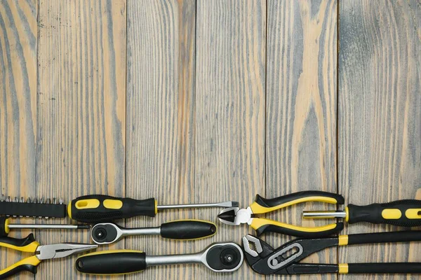 Ahşap arka planda çeşitli araçlar