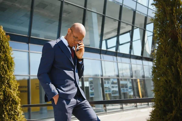 Ritratto Giovane Uomo Affari Afroamericano Che Parla Cellulare Mentre All — Foto Stock