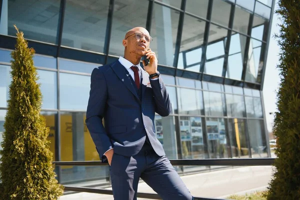 Komunikacja Biznesowa Wesoły Biznesmen Afro Rozmawiający Przez Telefon Centrum Miasta — Zdjęcie stockowe