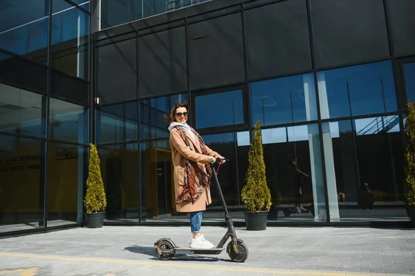 Joven Hermosa Mujer Montando Scooter Eléctrico Para Trabajar Chica Moderna — Foto de Stock