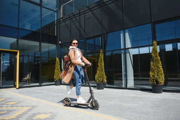 Mulher Bonita Nova Montando Uma Scooter Elétrica Para Trabalhar Menina — Fotografia de Stock