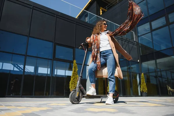 Joven Mujer Hermosa Una Chaqueta Sonríe Monta Scooter Eléctrico Para — Foto de Stock