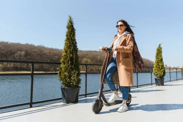 Mujer Tiro Longitud Completa Montando Scooter Eléctrico Generación Moderna —  Fotos de Stock