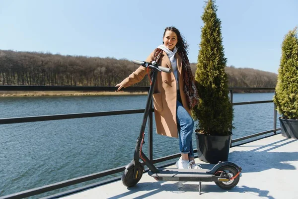 仕事に電動スクーターに乗って若い美しい女性 現代の女の子 新世代 電気輸送 生態系 電動スケートボード — ストック写真