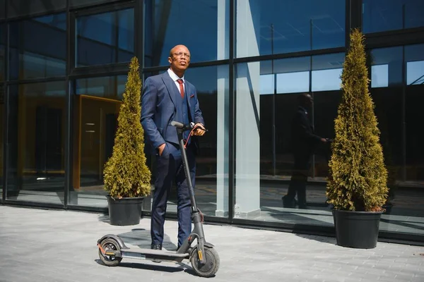 Jong Afrikaans Zakenman Paardrijden Een Elektrische Scooter — Stockfoto