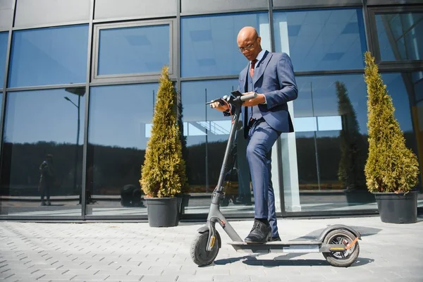 Zakenman Met Elektrische Scooter Staan Voorkant Van Moderne Business Building — Stockfoto