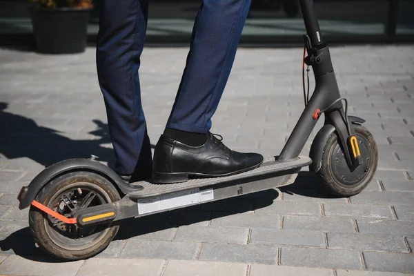 Elektrikli Scooter Süren Genç Afrikalı Işadamı — Stok fotoğraf