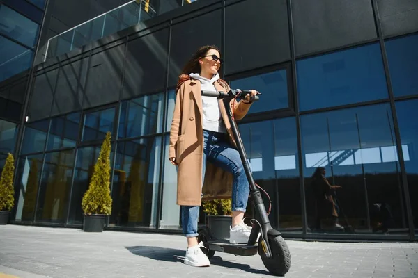 仕事に電動スクーターに乗って若い美しい女性 現代の女の子 新世代 電気輸送 生態系 電動スケートボード — ストック写真