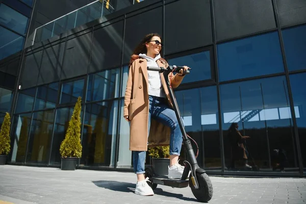 Junge Schöne Frau Die Mit Einem Elektroroller Zur Arbeit Fährt — Stockfoto